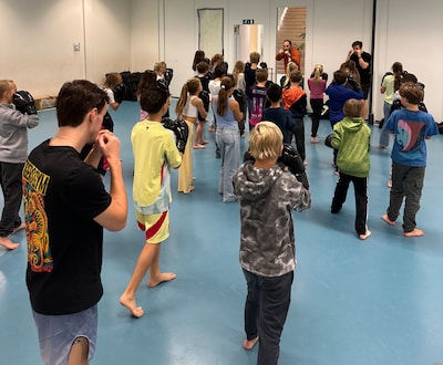 Ingmar geeft kickboksles aan basisschoolleerlingen: ‘Kinderen krijgen meer vertrouwen in zichzelf’