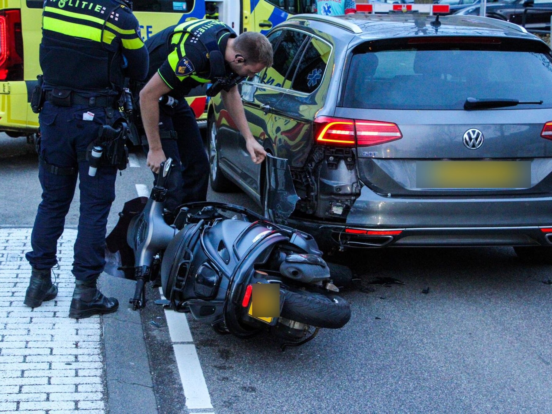 Scooterrijder botst achterop auto in Gouda en raakt gewond