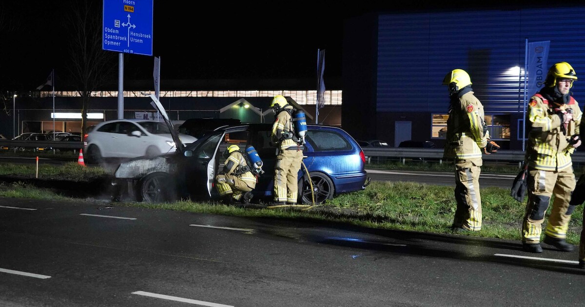 Auto vliegt tijdens het rijden in brand op de Butter in Obdam