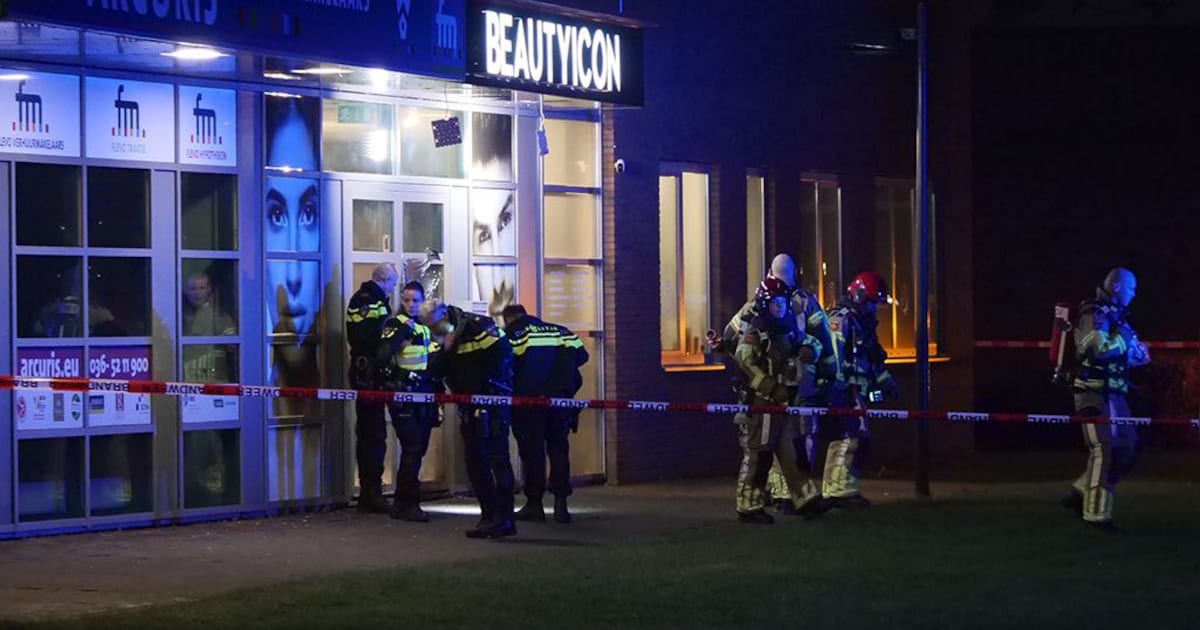 Brand bij cosmeticazaak in Almere waarschijnlijk veroorzaakt door vuurwerk