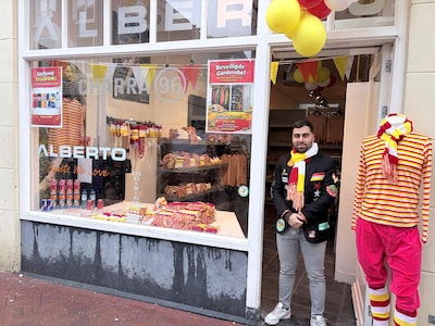 Semik bouwt zijn winkel om tot beveiligde garderobe (en heeft een groot rood-wit-geel hart)