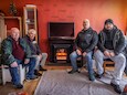 De bewoners zijn de blokverwarming in hun flat helemaal zat. Joop Strik (links) ,,We doen nu alles elektrisch.’’