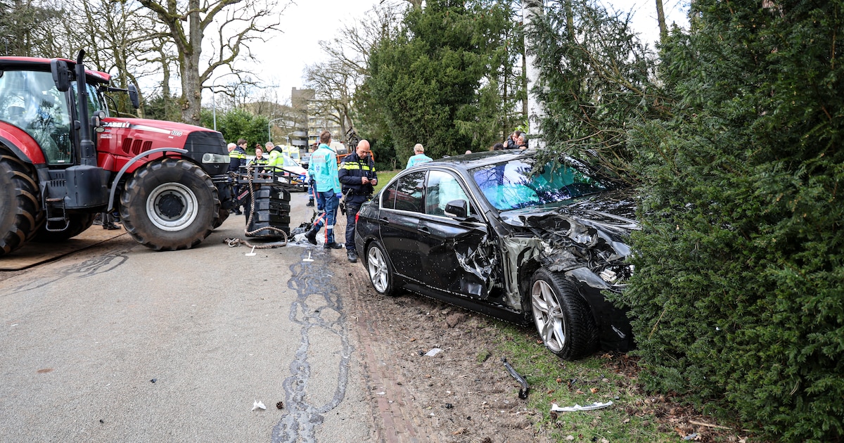 Harde botsing tussen tractor en auto in Emmen