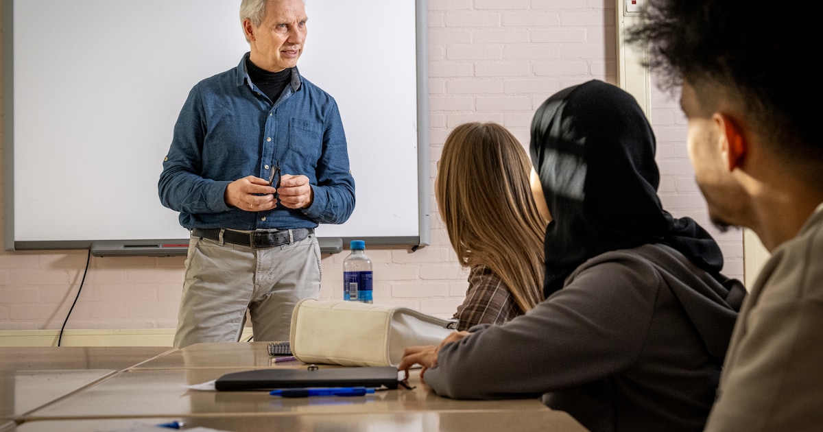 Docenten knappen zelf leeg gebouw op voor instroom jonge vluchtelingen: ‘Dit is heel dankbaar werk’