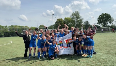 Kampong Vrouwen viert 10-jarig bestaan met kampioenschap
