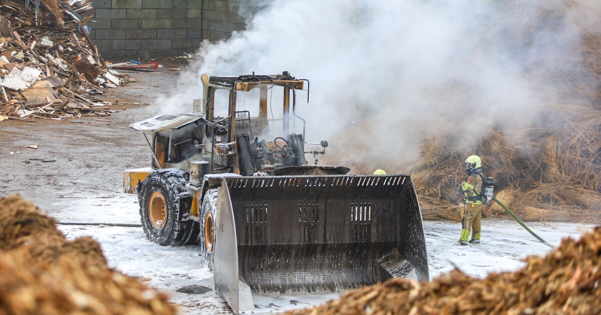 Shovel uitgebrand bij afvalverwerker aan de Stuurboord in Drachten