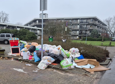 Zakken vol plasticafval bij een paal: in Hengelo blijft dat straatbeeld nog wel even bestaan
