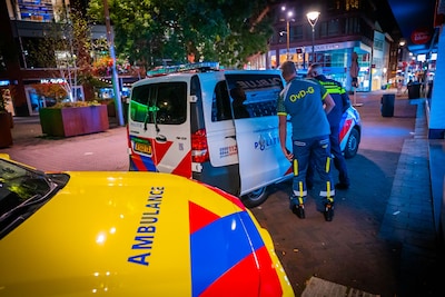 Fietser laat bloedspoor achter na val in binnenstad Arnhem, ook traumahelikopter opgeroepen