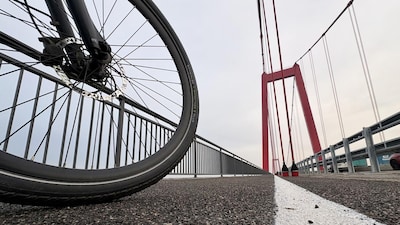 Gloednieuw fietspad over de Rijn zit direct na opening al vol ‘hobbels’: wat is er aan de hand?