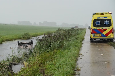 Auto ondersteboven in het water in Mastenbroek