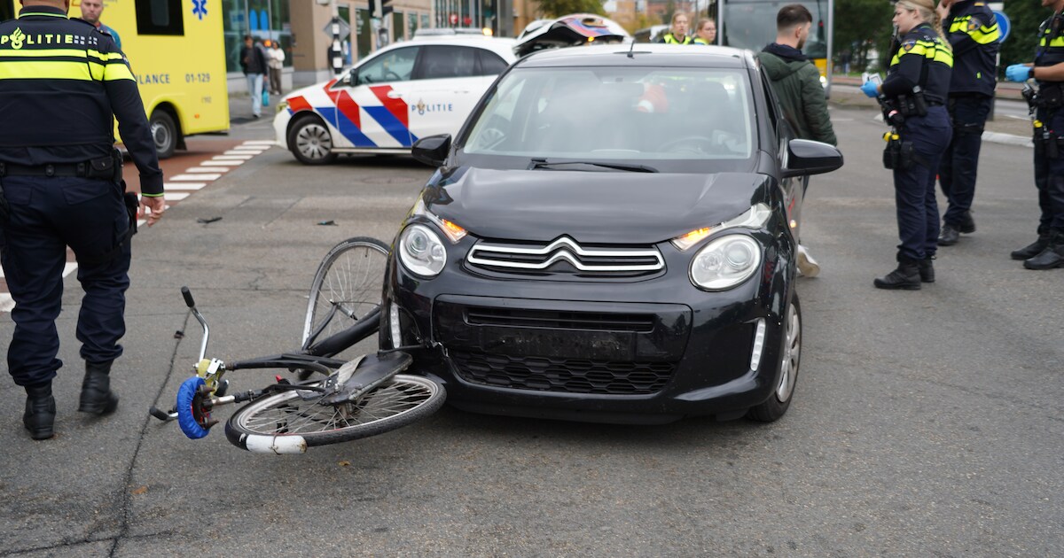 Botsing tussen automobilist en fietser op Stationsplein in Groningen
