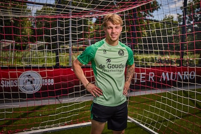 Zijn jeugd bestond uit revalidaties, nu is Rik profvoetballer: ‘Het voelde als een beloning’