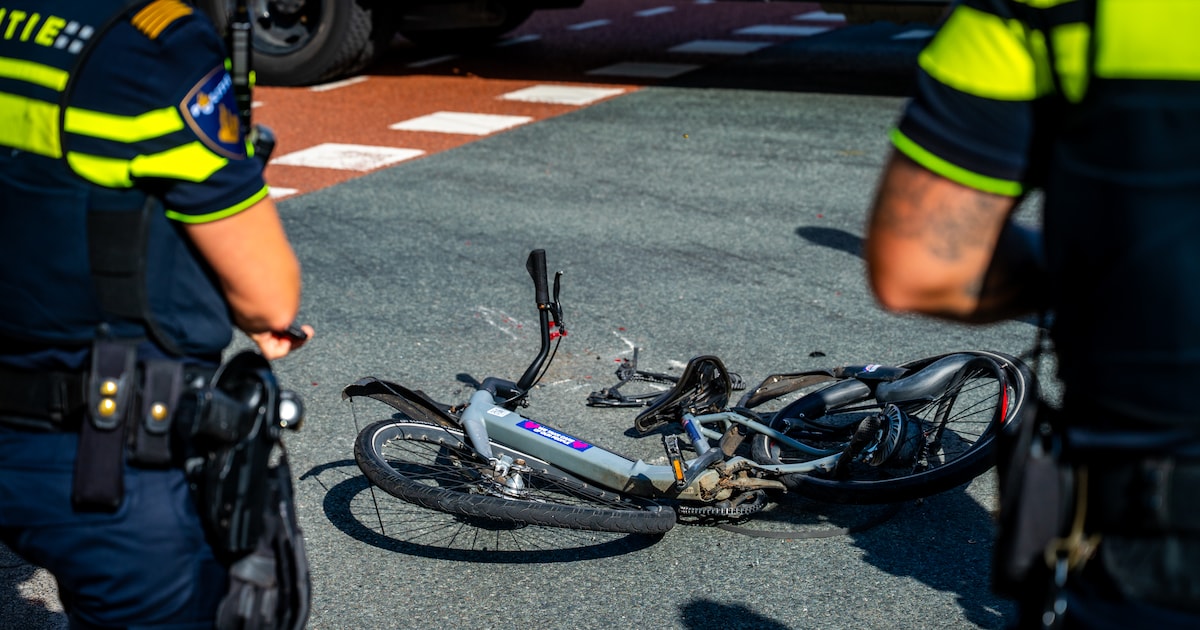 Fietser geplet na botsing met vrachtwagen in Alphen: slachtoffer naar het ziekenhuis