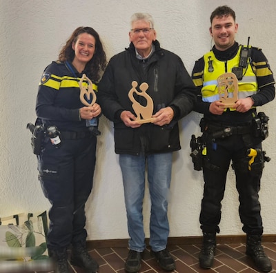 Jo (86) uit Veldhoven verrast politie met kunstwerken voor inzet tijdens jaarwisseling