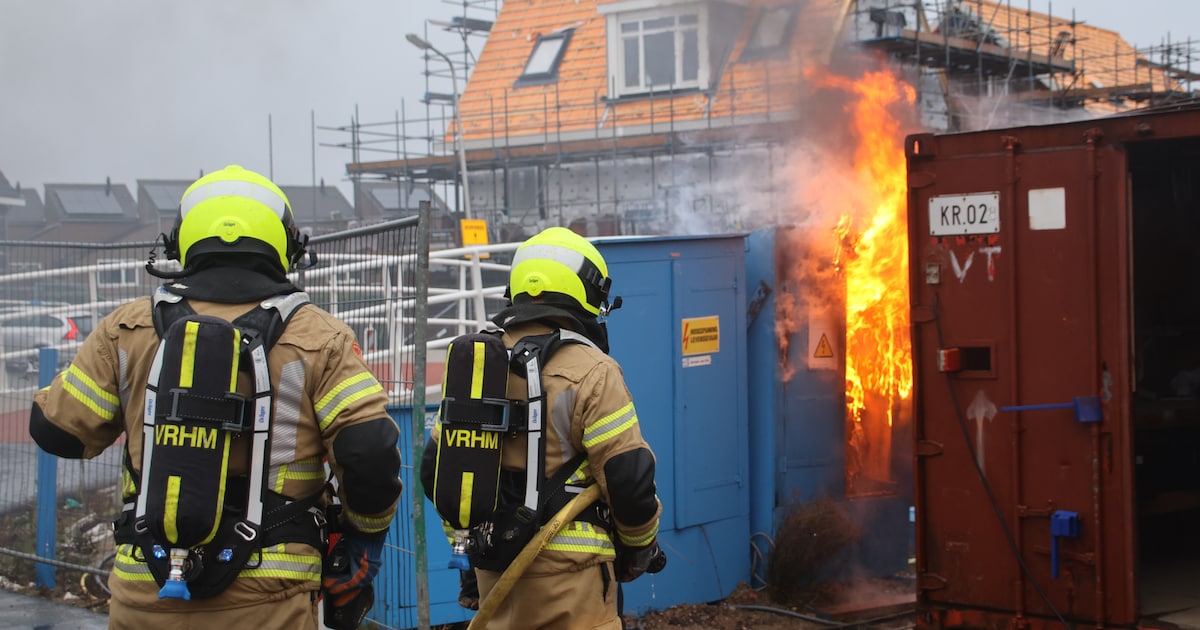 Vlammen slaan uit elektrakast op bouwplaats in Rijnsburg