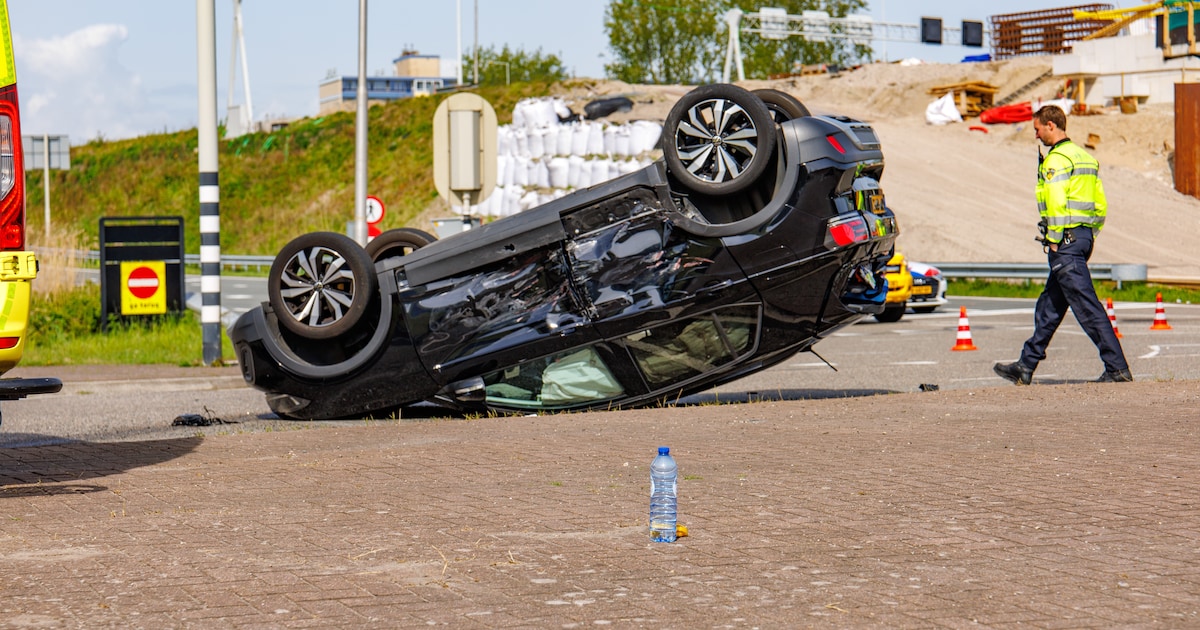 Auto ondersteboven na frontale botsing in Amstelveen