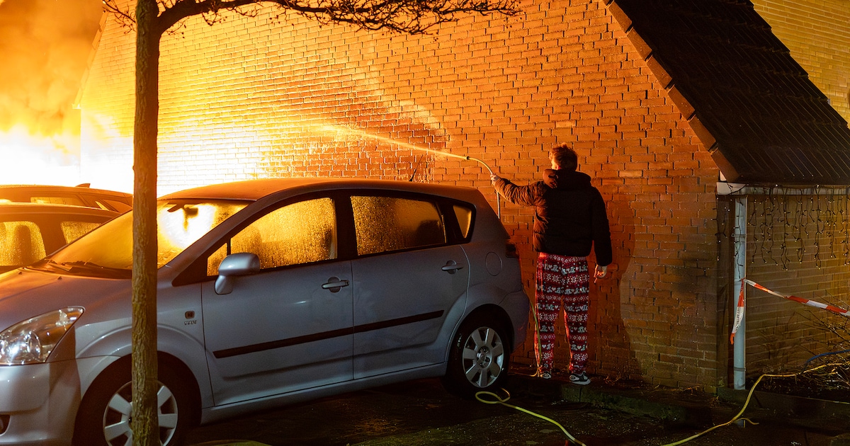 Auto vliegt in brand tegen woning in Hoofddorp, bewoners houden gevel nat