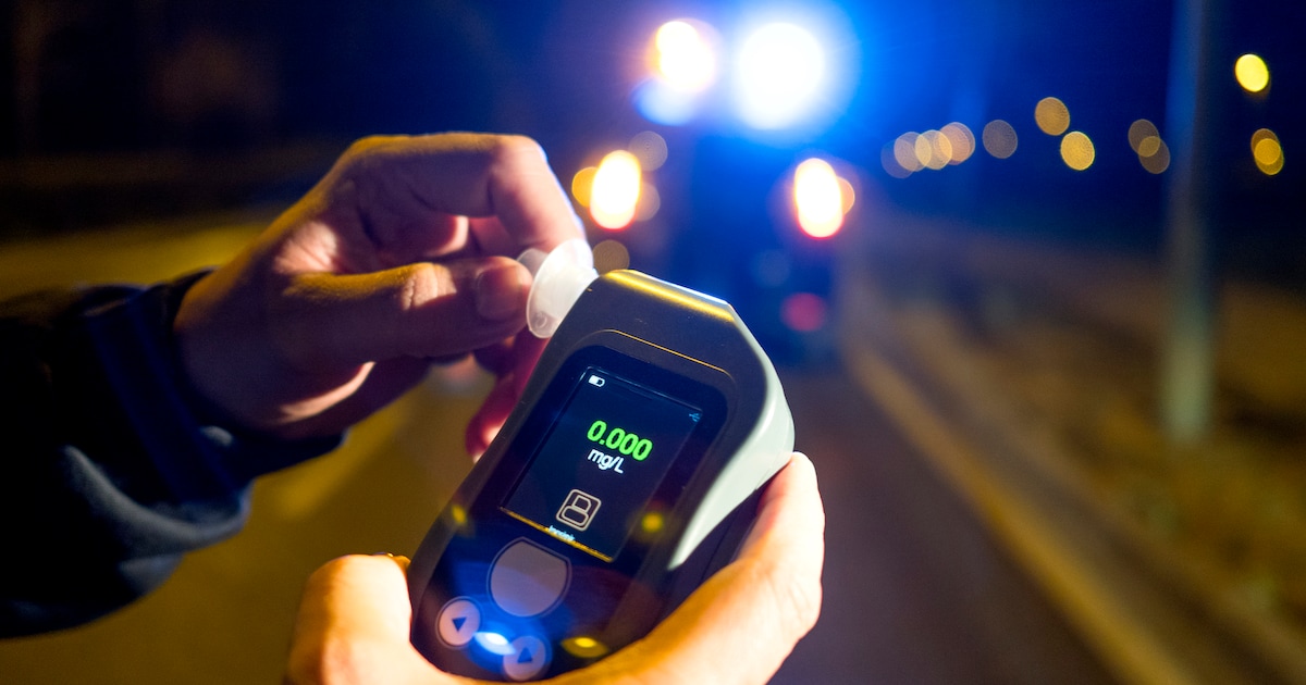 Bestuurder verliest rijbewijs na botsing met lantarenpaal in Heemskerk: man had slot te veel op