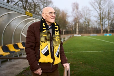 Ton ‘De Stier’ Peeters (89) ging na kampioenschap op platte kar door het dorp: ‘Ze wilden me er alti