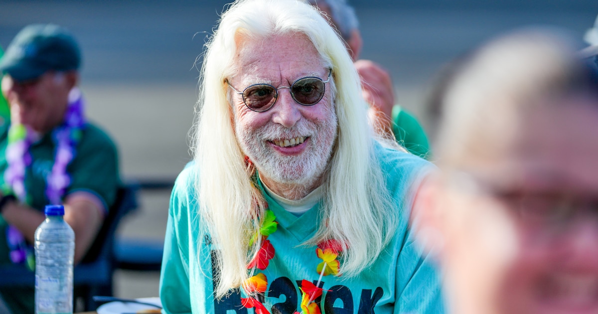 Markante Dordrecht-supporter Jan strijdt tegen kanker: ‘Het samen genieten van de mooie momenten is 