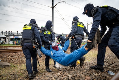 200 activisten aangehouden bij spoorblokkade in Rotterdam, protest inmiddels ten einde