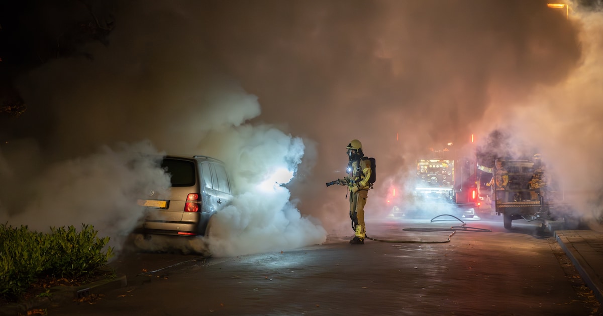Auto wordt geblust in Deventer: enorme rookwolk in Oranjekwartier ...