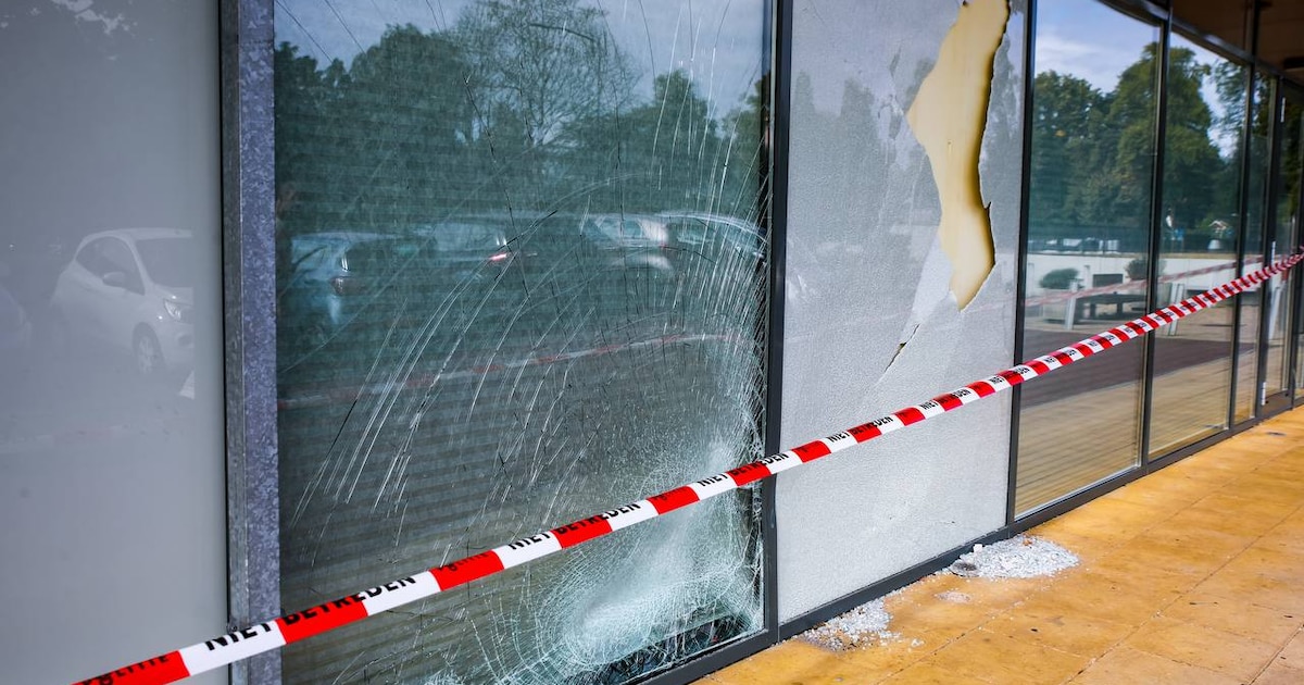 Man (78) maakt foutje tijdens parkeren en ramt gevel huisartspraktijk in Apeldoorn