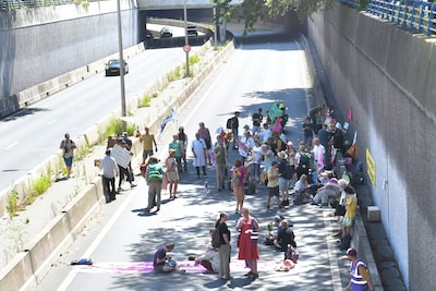 Klimaatdemonstranten Extinction Rebellion blokkeren A12, verkeer kan Den Haag niet uit