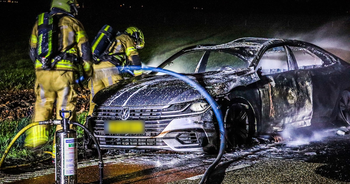 Auto volledig in brand op De Haandrik in Holtheme