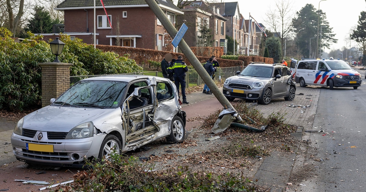 Vrachtwagen raakt twee geparkeerde auto's op de Herenweg in Heemstede