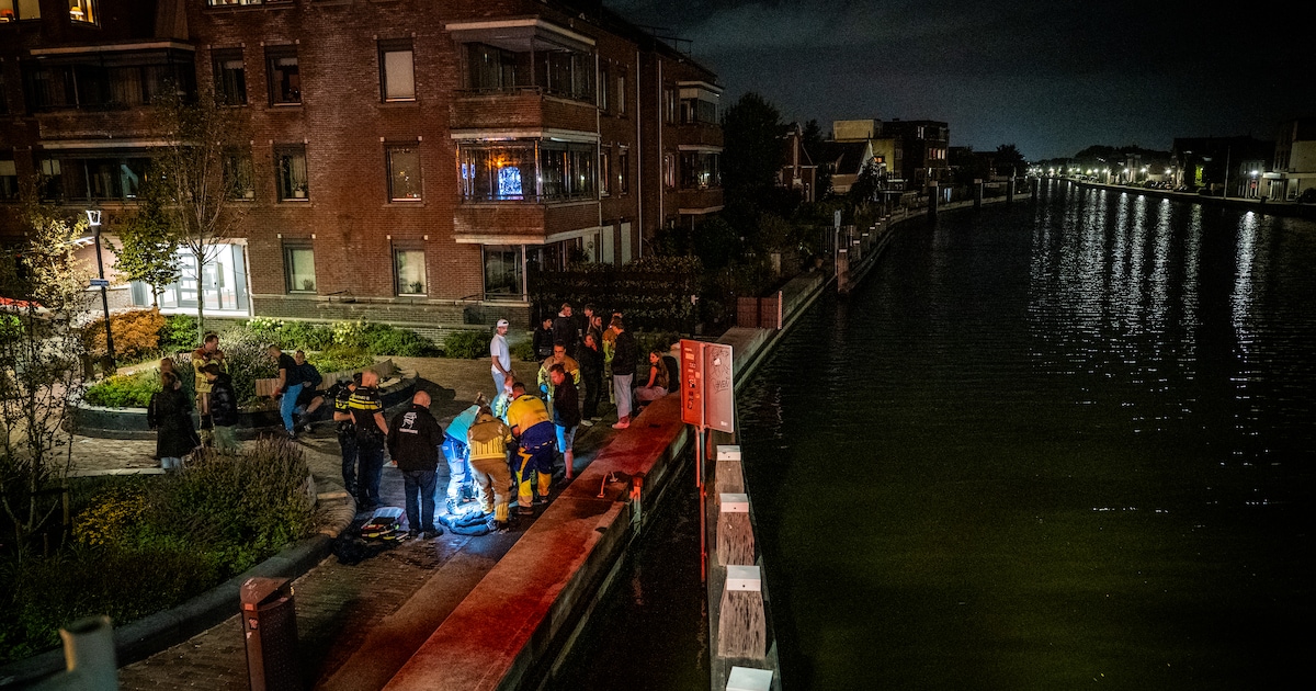 Man belandt in de Gouwe bij Boskoop, jongeren halen hem uit het water