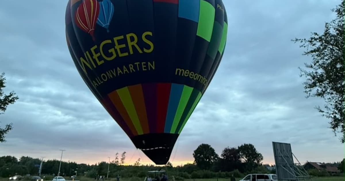 Luchtballon scheert rakelings langs huizen in Leusden en landt in de berm van de Groene Zoom