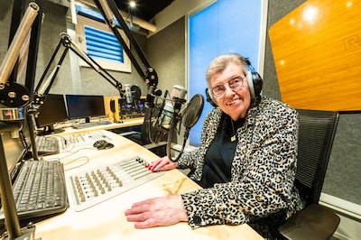 ‘DJ Bets’ (70) staat voor iedereen klaar en draait live plaatjes op de radio: ‘Stilzitten kan ik nie