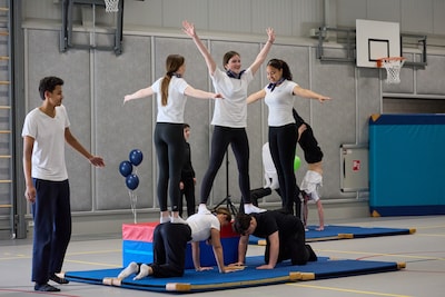 Nieuwe gymzalen klaar; leerlingen van Strabrecht College bewegen weer dicht bij school