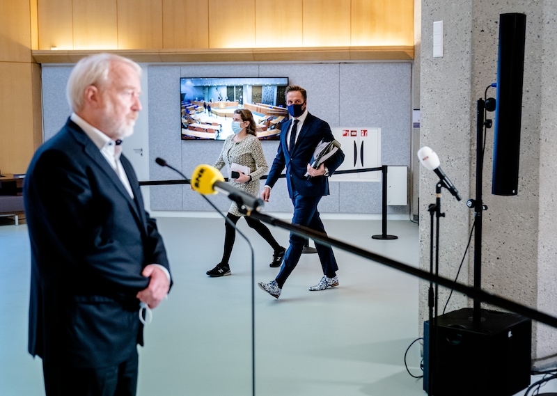 Demissionair minister Hugo de Jonge van Volksgezondheid (CDA) loopt in de Tweede Kamer voorbij tijdens het persmoment van Jaap van Dissel, voorzitter van het OMT.