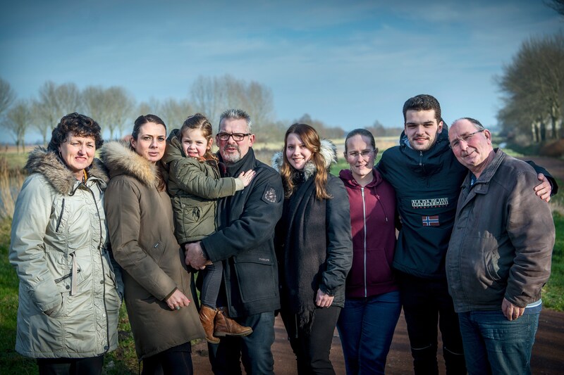 Nabestaanden van Henry Hoving en Kevin Roggeveld zijn verbijsterd dat het Openbaar Ministerie niemand wil vervolgen. Vlnr:Greetje Groenbroek, Jennifer Schouten, Fayèn, Jan Groenbroek, Samantha, Bianca Roggeveld, Matthijs en Cees Roggeveld