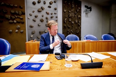 Met sorry voor de ‘slechte’ sorry’s redt minister Van Weel zich, maar oppositie ziet een ‘patroon’ van uitglijders