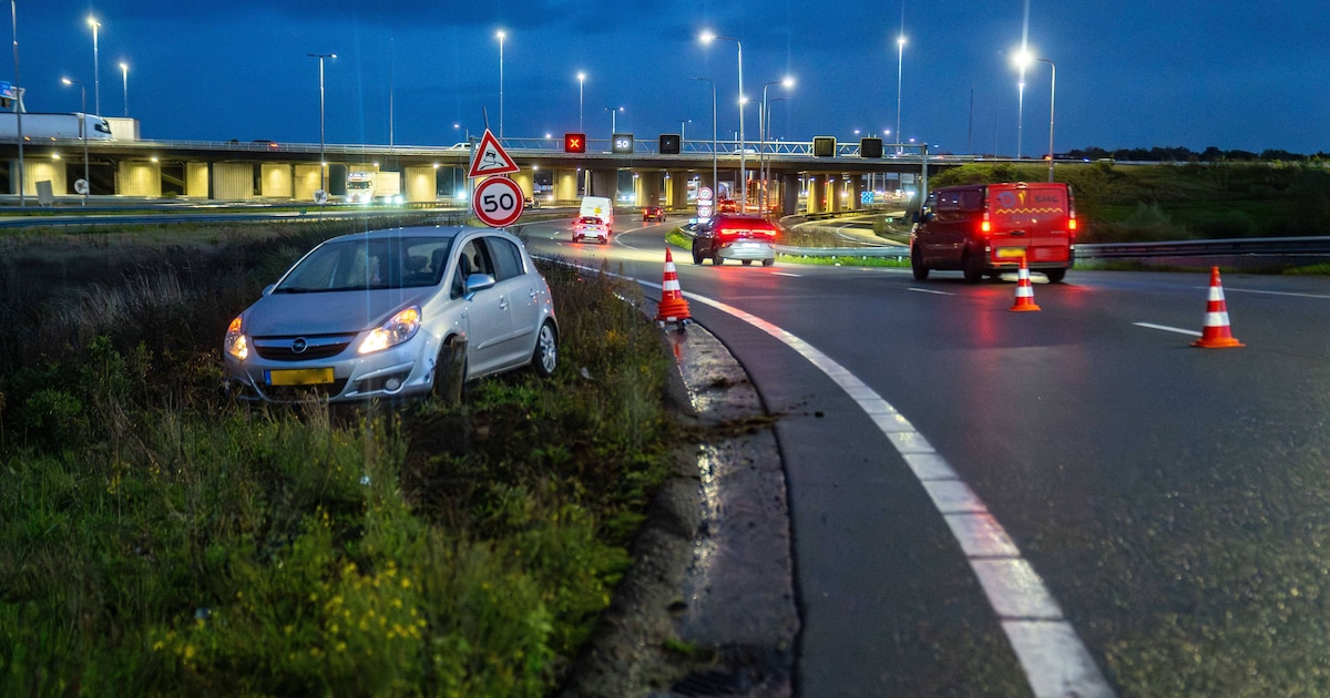Automobilist vliegt uit de bocht op A1 knooppunt Beekbergen