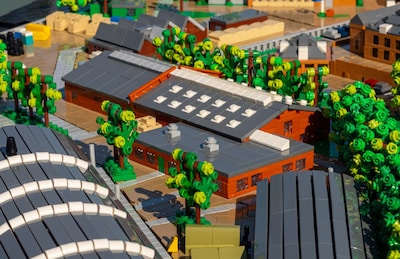 Kinderen bouwen Lego-eiland bij workshop in Woerden