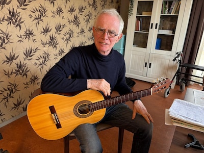 Met een liedje en een glimlach: Bredanaar Paul (71) speelt elke week gitaar voor bewoners met dement