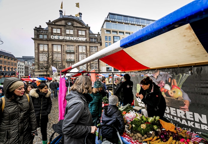 Oxer boer Geert Jan staat met Gouden Trekker op de Dam in Amsterdam en