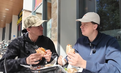 Foodvloggers van Broodjestester op bezoek in Apeldoorn: ‘Smaakt serieus goed’