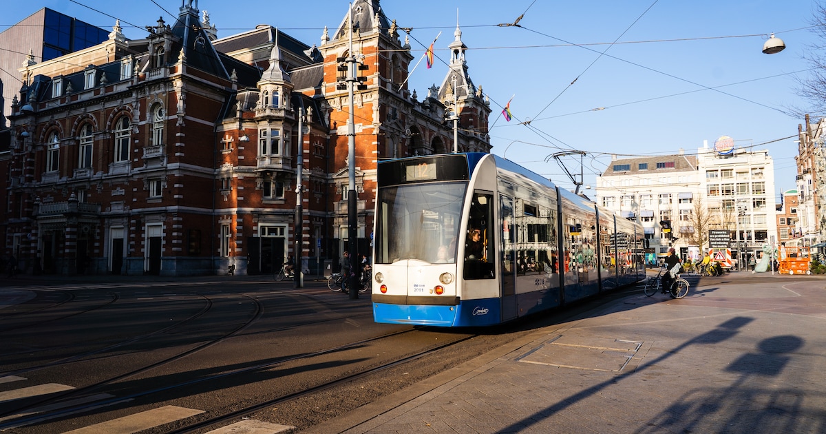 Man duwt tweemaal 82-jarige vrouw op de grond in tram, politie deelt beelden