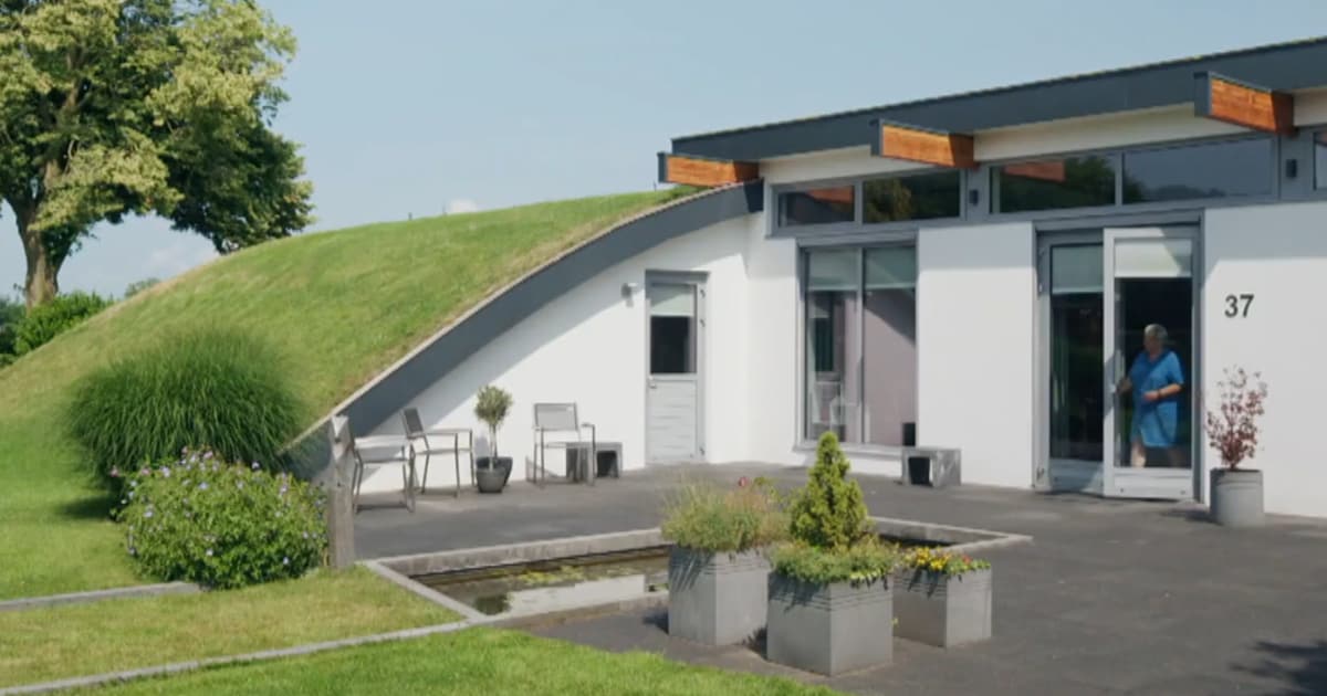 Een weiland als dak: dit huis is te zien in tv-programma BinnensteBuiten