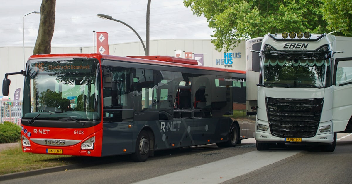 Vrachtwagen botst tegen streekbus bij het achteruitrijden in Papendrecht