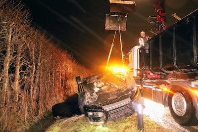 Auto op zijn kop in de sloot bij de N320 in Maurik, vrachtwagenchauffeur schiet te hulp