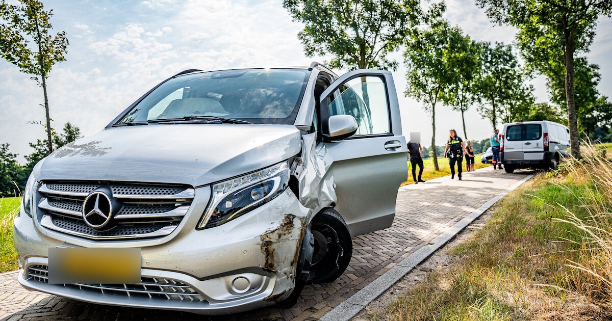 Botsing tussen twee busjes op Deddingabuurt in Oldeberkoop