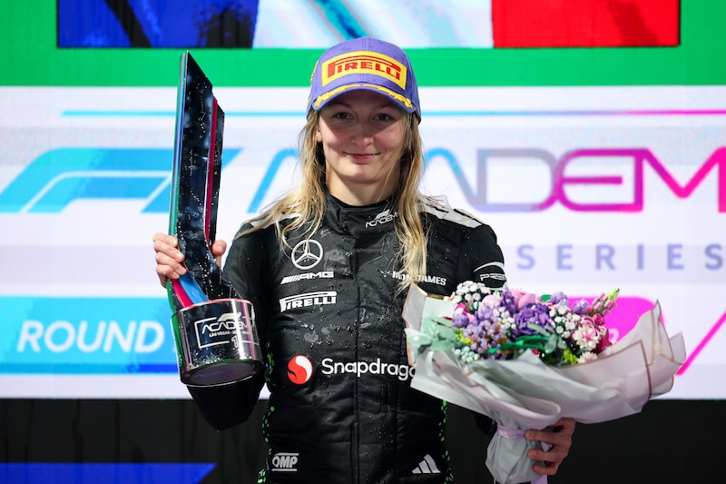 Doriane Pin kruipt als eerste vrouw achter het stuur van F1-auto van  Mercedes: 'Een unieke ervaring' | Sport | AD.nl