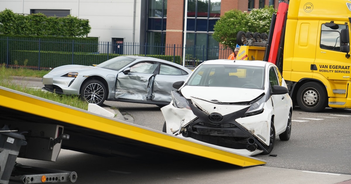 Auto’s botsen op kruising in Oosterhout, Porsche raakt zwaar beschadigd en belandt op betonblok
