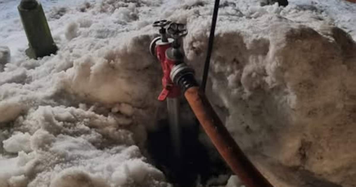 Oproep van brandweer: ‘Maak behalve gladde stoep ook ondergesneeuwde brandput schoon’